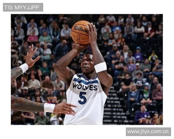 爱德华兹面对联防挑战上半场表现平平仅得8分3助攻2抢断